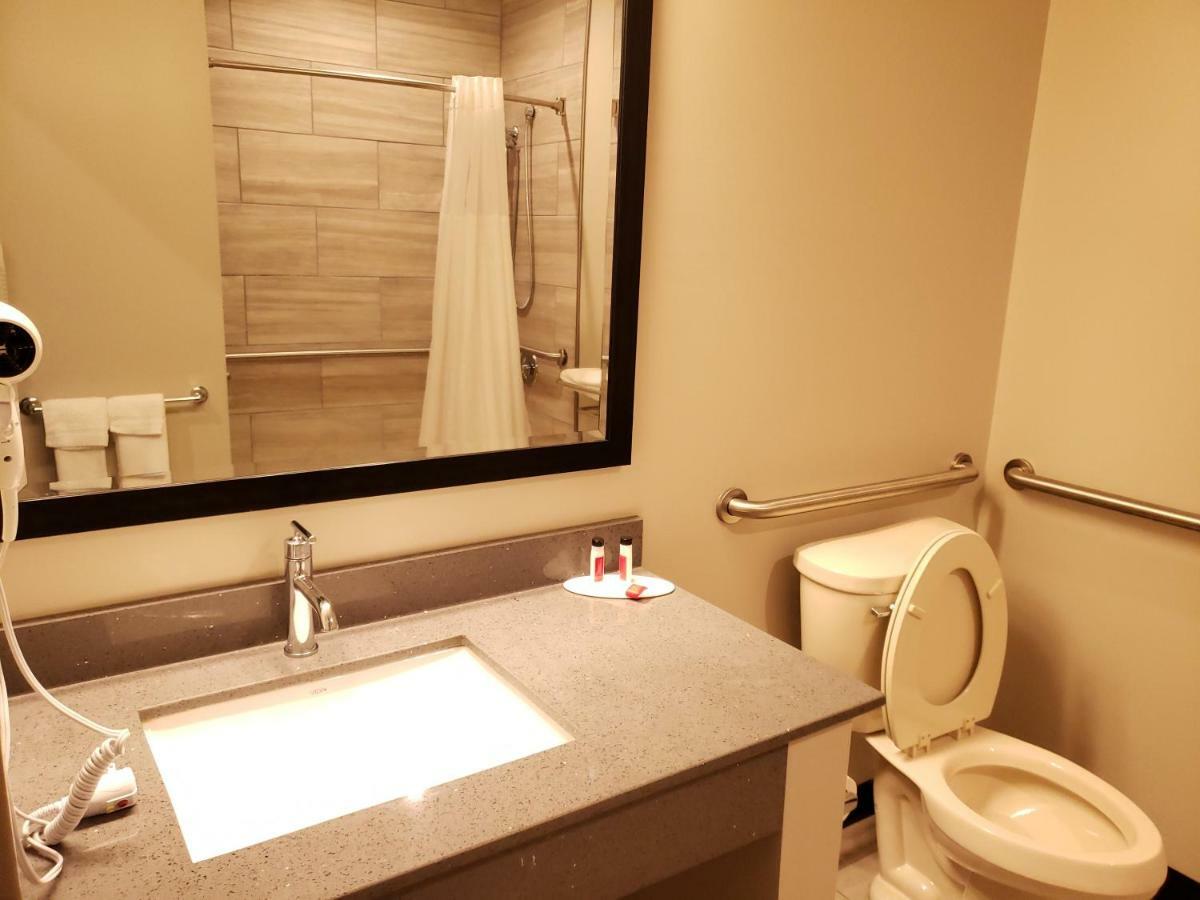 Super 8 By Wyndham St. Louis North Hotell Eksteriør bilde
