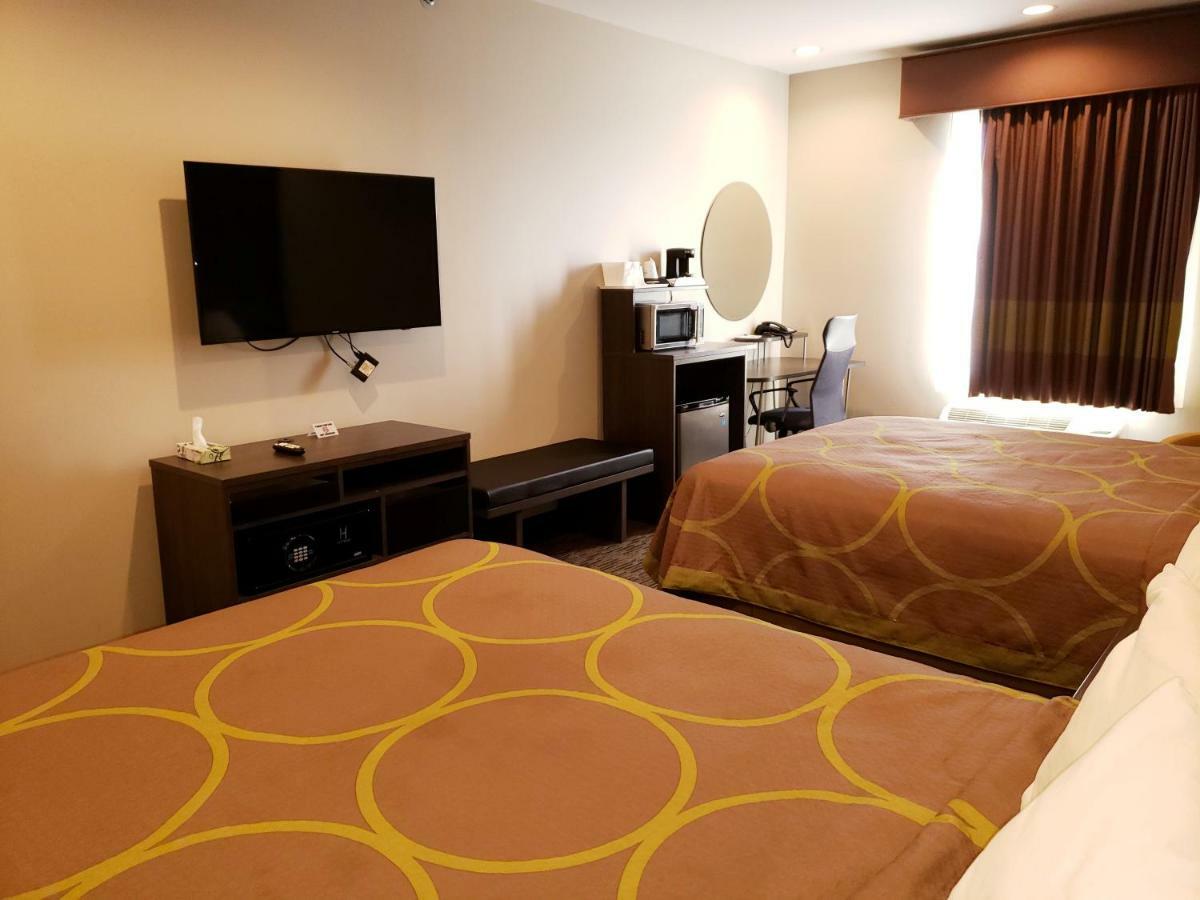 Super 8 By Wyndham St. Louis North Hotell Eksteriør bilde