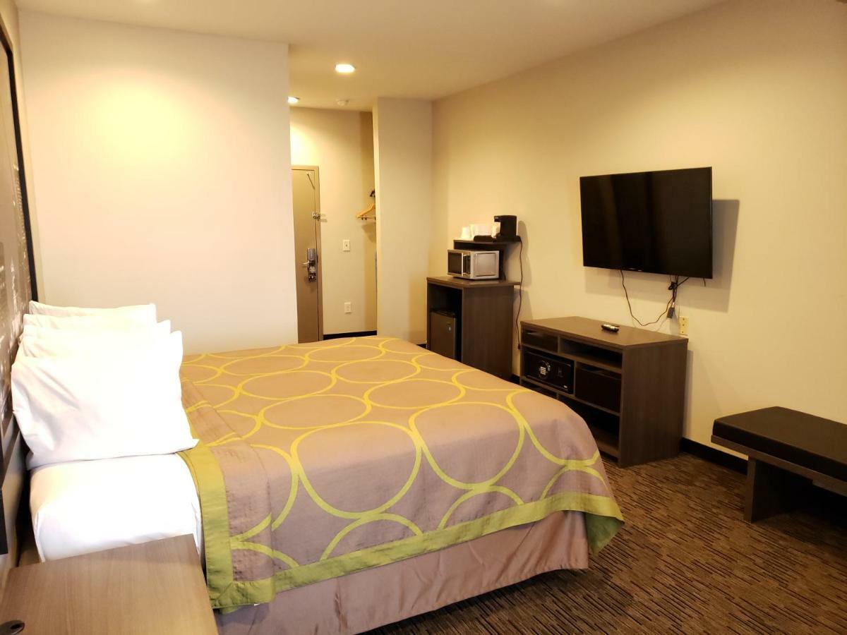 Super 8 By Wyndham St. Louis North Hotell Eksteriør bilde